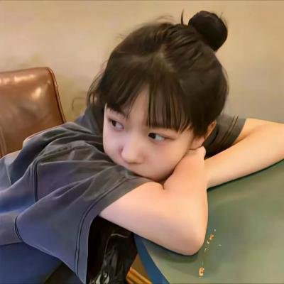 随盲柳入眠的女人